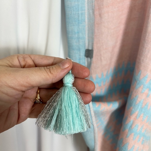 ✨ Pastel fun Aztec shawl/scarf with tassels - Picture 4 of 4